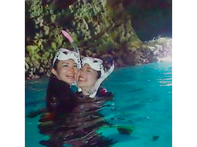 【沖縄・恩納村】ボートで青の洞窟シュノーケル！写真撮影＆データ無料♪ LINEで送ります