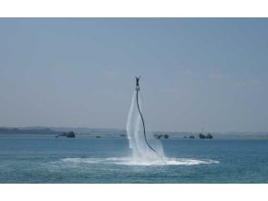 【沖縄・うるま市】気分はアイアンマン!超簡単フライボード体験!の画像