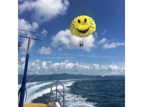 【沖縄・うるま市】大空を翔る空中パノラマ!お気軽パラセーリング!の画像
