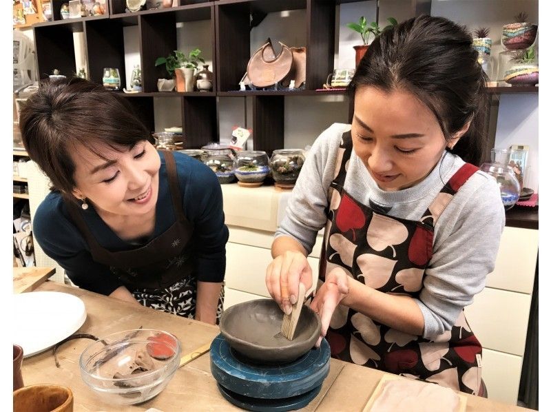 【東京・新宿】陶芸体験～楽しい手びねり体験 ！新宿駅近く！グループ・女子会にもお勧め！