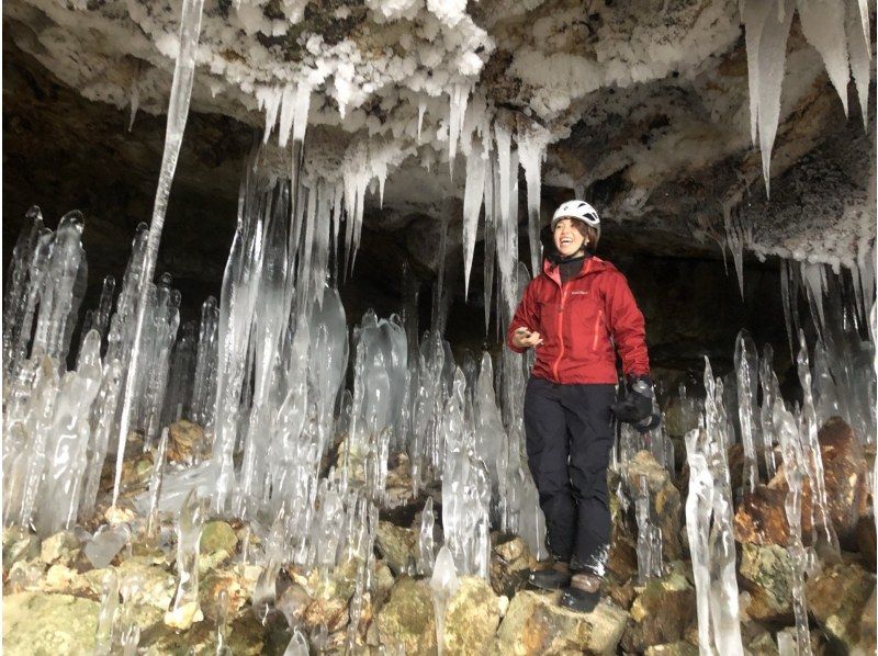 【北海道・支笏洞爺】日本最大の氷筍洞窟へ「大滝氷筍洞窟探訪」アウトドアカフェも！の紹介画像