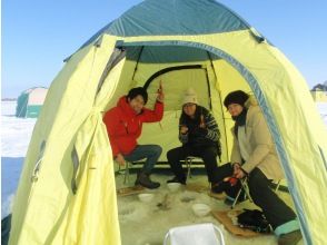 【札幌近郊・茨戸川開催／約5時間】 11:00発 氷上ワカサギ釣り体験 往復送迎＆シャトレーゼの1,300円分スイーツ券または温泉入浴券付き