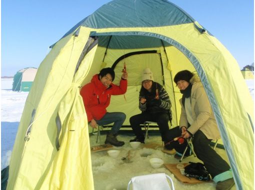 [Held near Sapporo, Ibarato River / Approx. 5 hours] 11:00 departure Ice fishing experience for smelt with round-trip transportation and a 1,000 yen dessert voucher for Chateraise or a hot spring bath voucher includedの画像