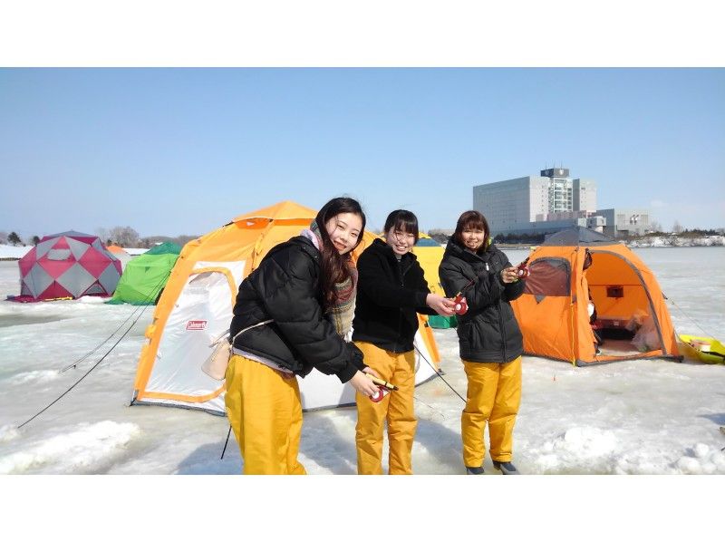 [Held in the Ibarato River near Sapporo, Hokkaido] Ice fishing for smelt | Weekends and holidays only 11:00 departure from Sapporo Station ★ Lunch buffet includedの紹介画像