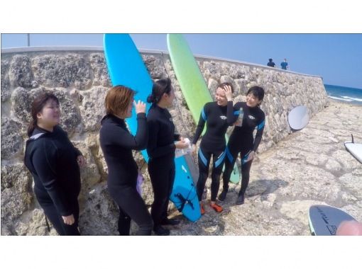 [Okinawa Chatan] Experience-based surfing school for inexperienced people and beginners! A popular shop where professional surfers teach happily! Plan for 2 people or moreの画像