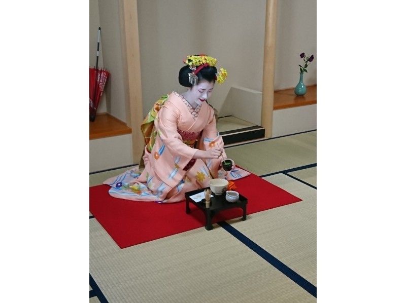 【京都で大人気の常設プログラム】舞妓さんと一緒にお点前体験プレミアムコース