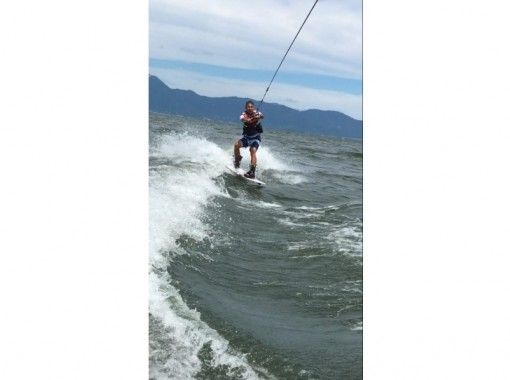 【Shiga prefecture Biwa Lake】 Beginners are OK! Wake board firmly experience course (15 minutes × 2 sets)の画像