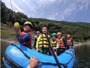 “特价！” 与家人一起冒险！ ！ ★Wanpaku家庭课程（上午课程，3岁-OK）[熊本/球磨河]球磨河漂流