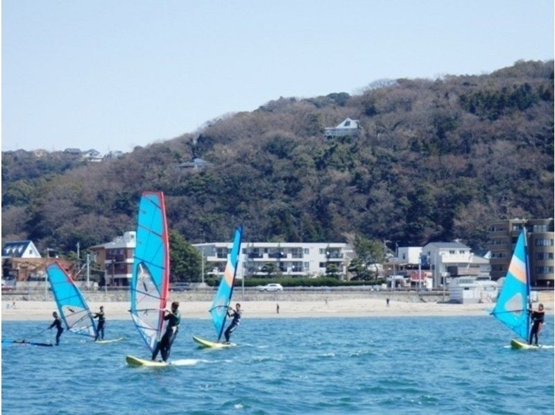 【湘南・逗子】ウインドサーフィンに最適の逗子海岸で新年早々体験してみませんか(初めての方限定)