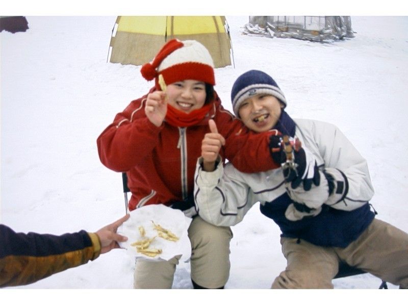 【北海道・富良野】氷上わかさぎ釣り！天ぷらの試食付き！6才から参加ＯＫ！の紹介画像