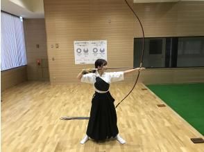 本物の弓道着を着て美しく矢を放つ弓道体験