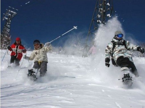 [Hokkaido Tokachi] Children can also enjoy! Snowshoes downhill at Sahoro Ski Resort (half-day course)の画像