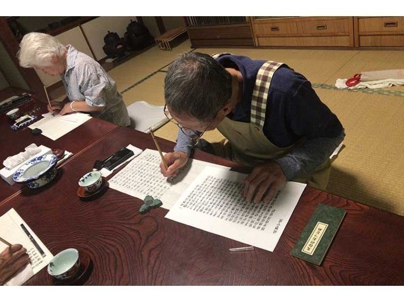 雑誌でも話題の東京の離れ。1300年の歴史、 緑に囲まれた美しい寺で、91代住職による写経