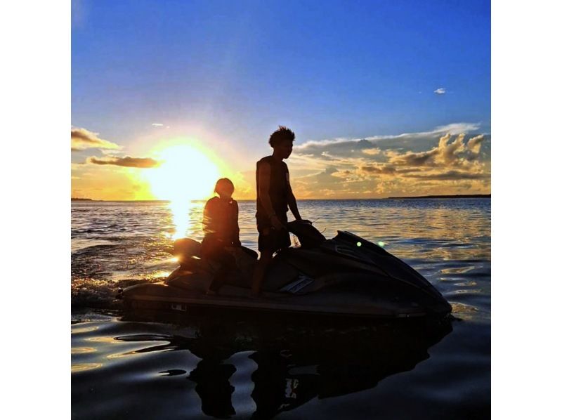 沖縄・名護】ジェットスキー で行く 瀬底島&水納島サンセットツアー
