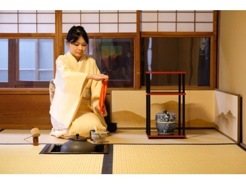 [เกียวโต / คินคาคุจิ] "ประสบการณ์พิธีชงชาแบบชาร์เตอร์" พร้อมขนมหวานชาดำขนมแห้งและชาเบา ๆ เดิน 1 นาทีจาก Kinkakujiの紹介画像