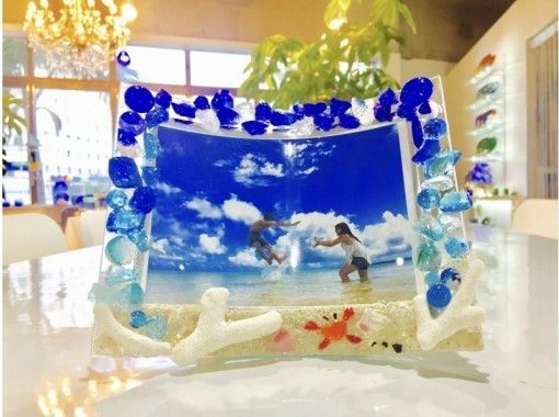 << Stores that can Use a coupon common to all regions Okinawa / Ishigaki] Perfect for commemorating your trip! Photo frame making studded with Ryukyu glass and coralの画像