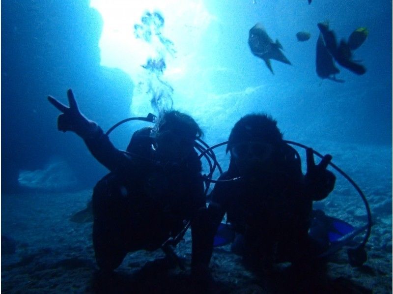 【沖縄・青の洞窟】★一組貸切★初めての青の洞窟・体験ダイビング（魚のエサやり、写真撮影つき）