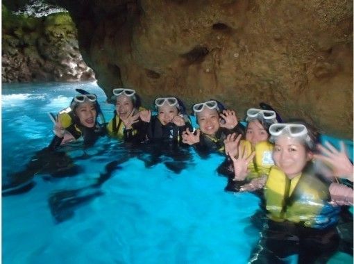 【青の洞窟】一組貸切専属ガイドプライベートシュノーケルツアー水中写真魚&魚エサ無料♪泳ぎに自信のない方も安心♪の画像