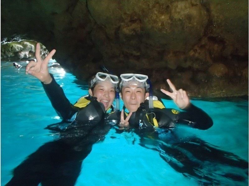 【沖縄・青の洞窟】★一組貸切★青の洞窟シュノーケル・プライベートツアー(魚のエサやり、写真撮影つき)