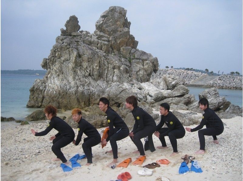 【沖縄・美ら海水族館近く】★一組貸切★お魚いっぱいのビーチで体験ダイビング（魚のエサ、写真撮影つき）