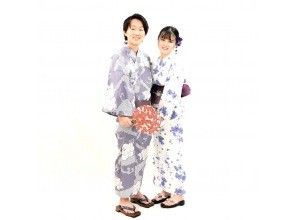 [โตเกียว Asakusa] แนะนำสำหรับเทศกาลดอกไม้ไฟฤดูร้อน! แผนเช่าชุดยูกาตะสำหรับผู้หญิงและผู้ชาย Nakayoshi (พร้อมน้ำสลัด)の画像