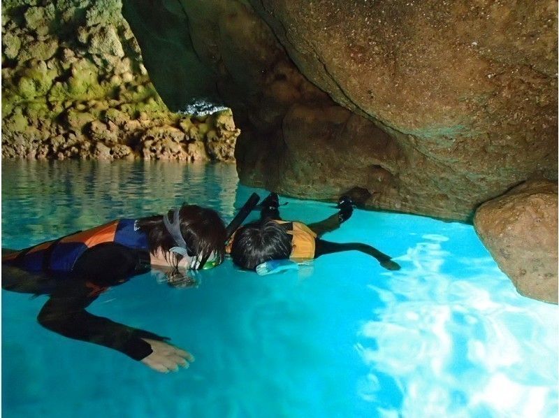 [โอกินาว่า・ ถ้ำสีฟ้า ・การดำน้ำตื้น(Snorkeling)] ชายหาดถ้ำบลูการดำน้ำตื้น(Snorkeling)の紹介画像