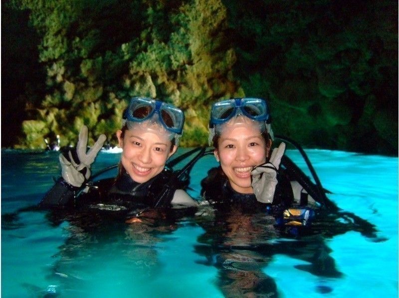 【沖縄・青の洞窟】ボート体験ダイビング。動画も写真も当日ダウンロード。無料カメラで自分でも撮影OK!