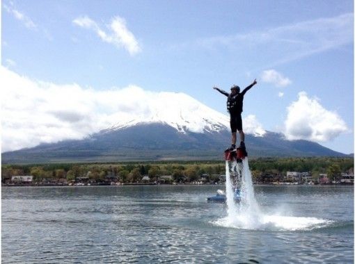 【山梨・山中湖】水圧で空を飛ぶフライボード！+SUP無料レンタルの画像