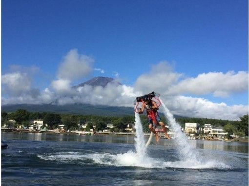 山中湖で唯一！水圧で空を飛ぶジェットパック！の画像