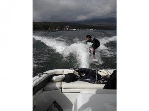 [Yamanashi-Lake Yamanaka] OK hand in hand! All COMICOMI ★ Wake surfing Experienceの画像