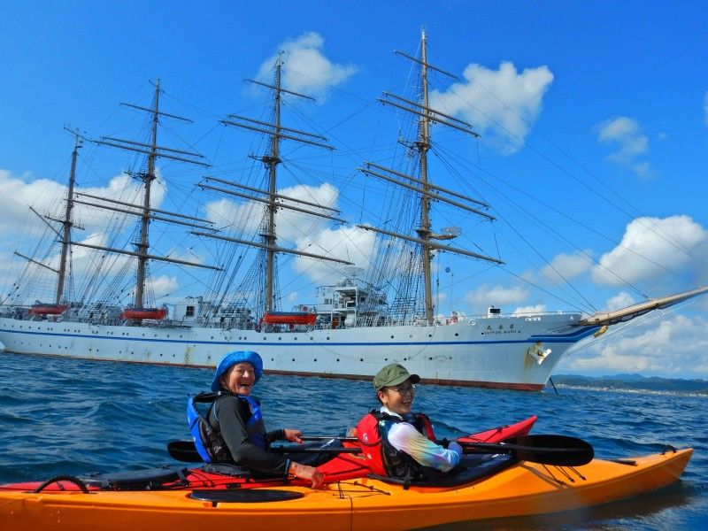 A couple enjoying the kayaking experience of "Padling Archipelago"