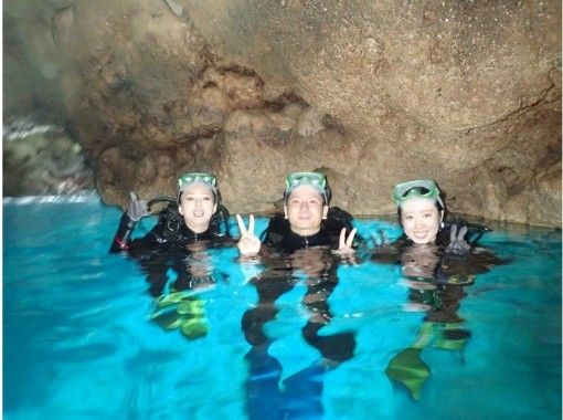 【Okinawa Prefecture · Onna Village】 First time guarantor! Onna village Meishida Misaki, experience dive in the blue cave!の画像