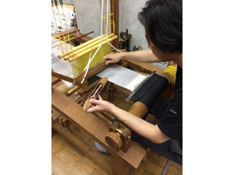 【京都市北区・機織り体験】最高峰の美術品と歴史にふれる! 機織り体験・錦地(綾織り)を織る&工房見学