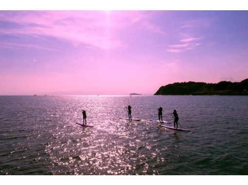 Beginners welcome [Shonan, Zushi, recommended for couples and women, sunset SUP] Experience SUP at a facility with ample amenities and bath towels ★ Photo data providedの画像