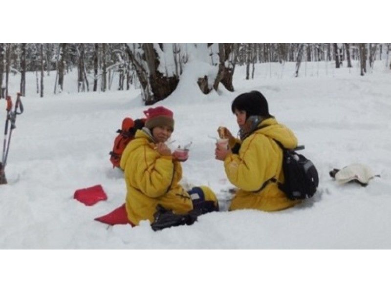 【北海道・大雪山】動物の痕跡を観察しながら絶景スノーシュー「天人峡 森の神様コース」帰りに温泉立寄り