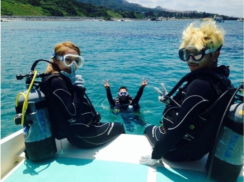 【沖縄・北部】水納島半日美ら海パラセーリング＆体験ダイビング（ジンベイコース）