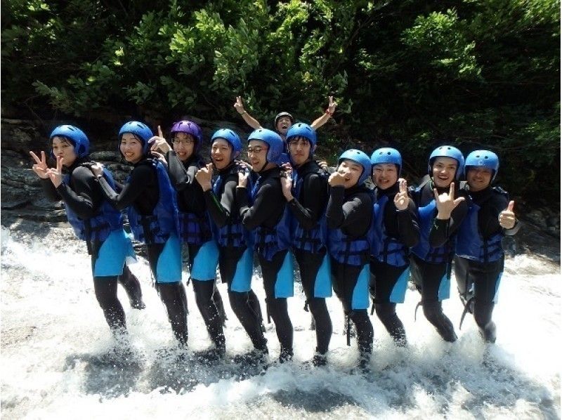 夏休み期間対象【水上・キャニオニング半日ツアー ハナゲコース】天然ウォータースライダーで自然を満喫！