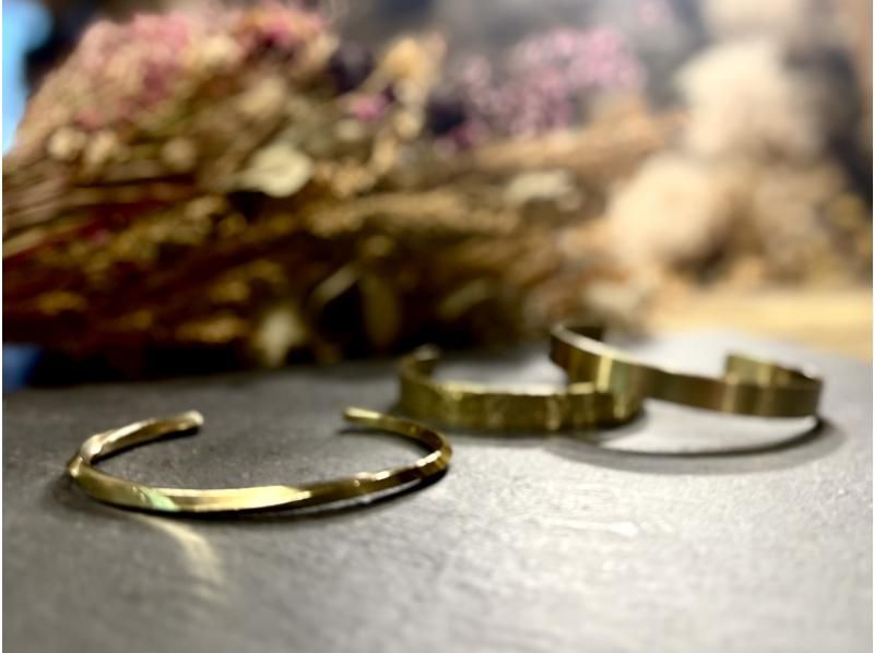大阪・心斎橋駅徒歩3分】磨けば磨くほど美しくなる真鍮素材のバングル