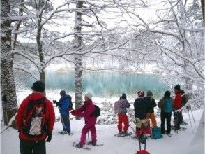 【福島・裏磐梯】雪原の中に輝く青!神秘の五色沼スノーシュー体験(午前/午後)の画像