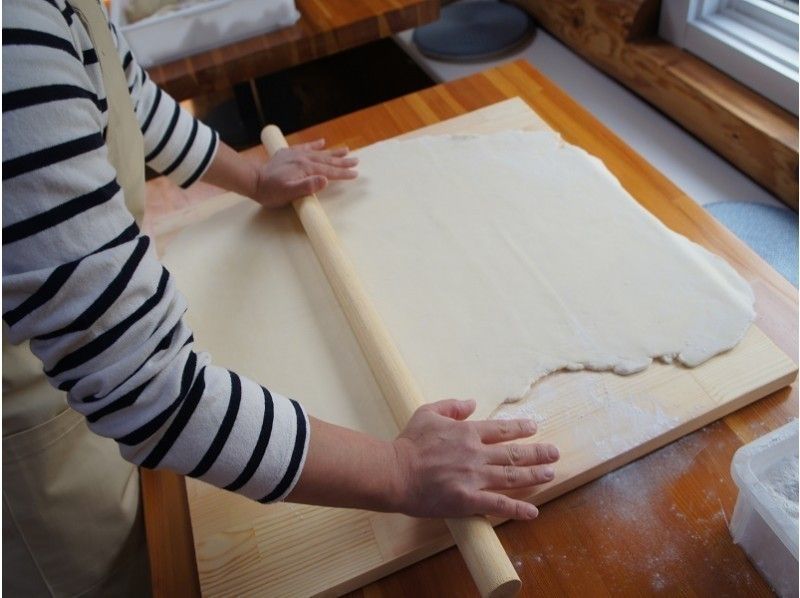 【山梨・河口湖】お手軽！のばすところから始めるほうとう麺打ち体験！悪天候でも安心の屋内施設の紹介画像