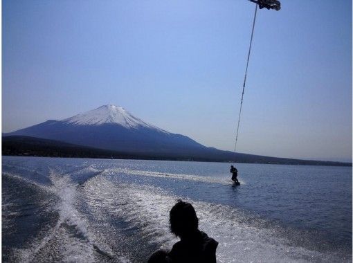 [Yamanashi-Lake Yamanaka] Let's slide on the lake refreshingly! Wakeboarding Beginner experience course [15 minutes x 1 set]の画像