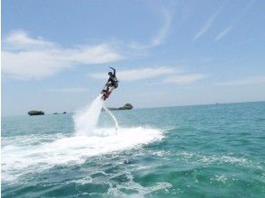【沖縄・うるま市・浜比嘉島】水圧で空を飛ぶ！フライボード／FLY BOARD