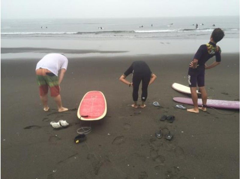 【神奈川・湘南】初めてでも手ぶらで安心！友人とサーフィン体験スクール