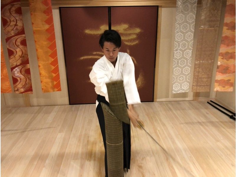 【大阪・新世界】居合斬り体験！LAST SAMURAI 真剣で試し切り