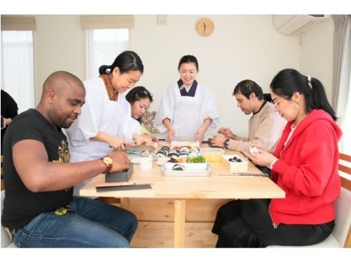 【神奈川・鎌倉】Sushi rolls bento making & market tour near the beachの画像