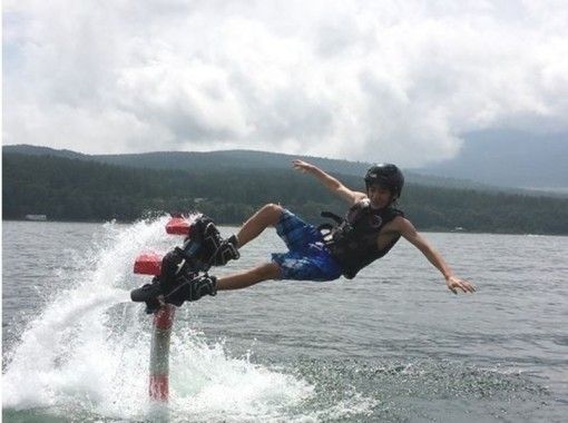 [Yamanashi/Lake Yamanaka] Fly in the sky with water pressure at the foot of Mt. Fuji! Flyboard experience Rio de Emocionの画像