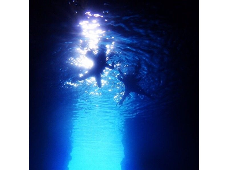 【沖縄・恩納村】青の洞窟＆魚餌付けセットシュノーケリングツアーの紹介画像