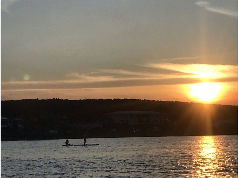 【山梨県・山中湖】沈む夕陽を眺めながら♪ サンセットSUP体験