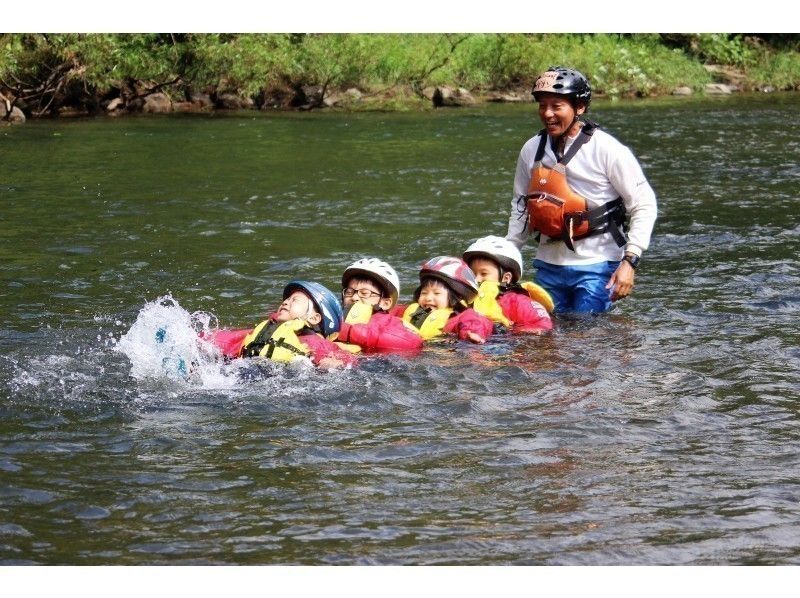 【北海道・ニセコ・尻別川】キッズ川下り★川の生物を探したり泳いだり3歳から参加できる家族向けプラン！