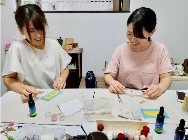 【京都市】アクセサリー作りで楽しもう！UVレジンで創作～ご自分用に・プレゼントに♪（70分コース）